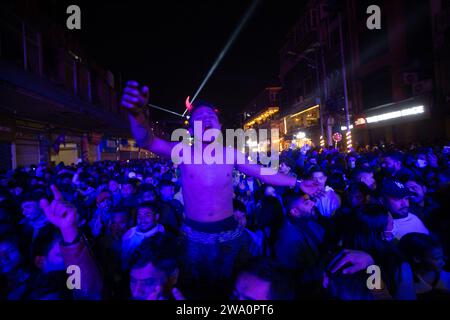 Nepal. Dezember 2023 31. Am 31. Dezember 2023 in Kathmandu, Nepal. Ein Junge genießt das Konzert auf der Straße von Thamel, einem der beliebtesten Touristenziele in der Hauptstadt, während der „Silvesterfeier“. (Foto: Abhishek Maharjan/SIPA USA) Credit: SIPA USA/Alamy Live News Stockfoto