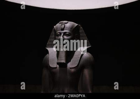 Luxor, Ägypten - 2. Januar 2024: Thutmose III. Oder Tuthmosis III König von Ägypten Greywacke Steinstatue, Luxor Museum Stockfoto