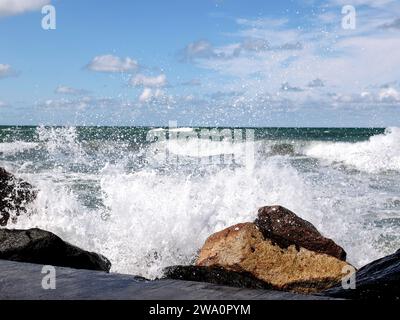 Wellen krachen gegen eine Meeresmauer, Lonstrup, Dänemark, 22 07 2023, Europa Stockfoto