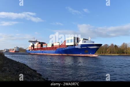 Containerschiff OOCL Rauma im Kieler Kanal, Schleswig-Holstein, Deutschland, Europa Stockfoto