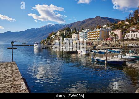 Blick auf den Lago Maggiore in Richtung Ronco sopra Ascona von Lungolago, Seeufer in Ascona, Bezirk Locarno, Kanton Tessin, Schweiz, Stockfoto