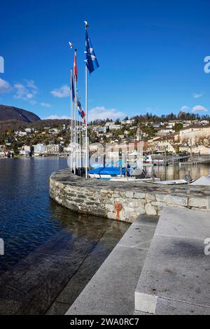 Hafen mit Fahnen und Steinmauer in Ascona, Bezirk Locarno, Kanton Tessin, Schweiz, Europa Stockfoto