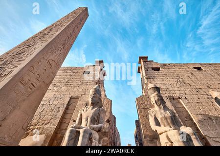 Luxor, Ägypten - 26. Dezember 2023: Haupteingang des Luxor-Tempels, erster Pylon mit Obelisken und Statuen von Ramesses II Stockfoto