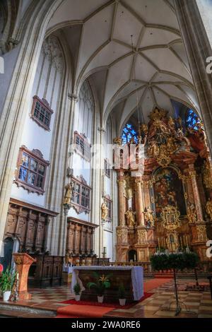 Chor mit Hochaltar mit Hochaltar Himmelfahrt der Jungfrau Maria von Martin Johann Schmidt, Piaristenkirche oder Kremser Frauenbergkirche, Alter Tow Stockfoto