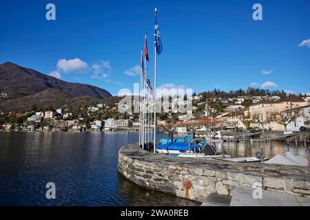 Hafen mit Fahnen und Steinmauer in Ascona, Bezirk Locarno, Kanton Tessin, Schweiz, Europa Stockfoto