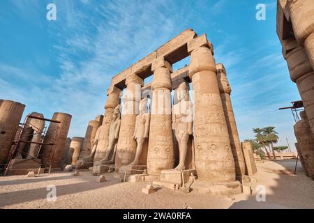 Luxor, Ägypten - 26. Dezember 2023: Blick auf die Tempelkolonnade von Amenhotep III. Vom Hof von Ramses II. Im Luxor-Tempel Stockfoto