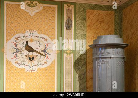 Bemalte Wandtäfelung mit Fasan, Ofen, Museum im Kaiserflügel, Benediktinerkloster Göttweig, Furth bei Krems an der Donau, Lower Au Stockfoto