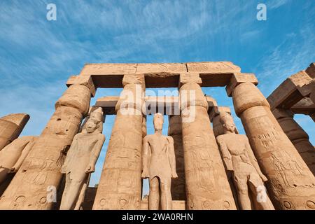Luxor, Ägypten - 26. Dezember 2023: Blick auf die Tempelkolonnade von Amenhotep III. Vom Hof von Ramses II. Im Luxor-Tempel Stockfoto