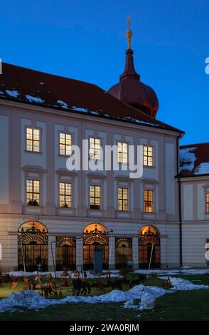 Gebäude mit Kaisertreppe am Abend im Winter, Kloster Göttweig, Furth bei Krems an der Donau, Niederösterreich, Österreich, Europa Stockfoto