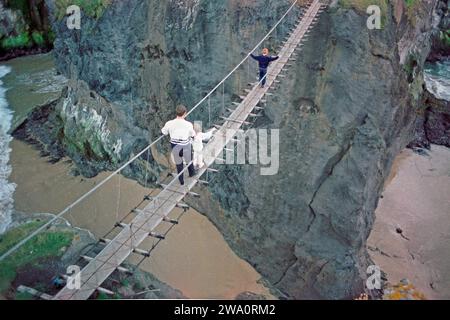 Leute, Vater, kleine Kinder, Carrick-a-Rede Hängebrücke, Ballintoy, County Amtrim, Nordirland, Großbritannien Stockfoto