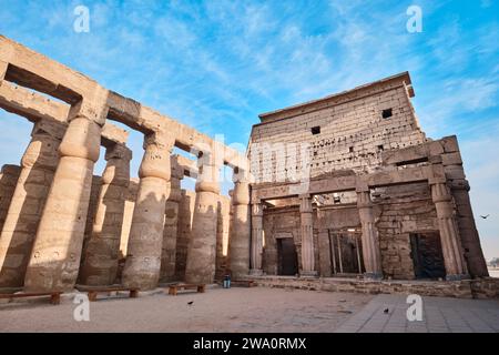 Luxor, Ägypten - 26. Dezember 2023: Blick auf die Tempelkolonnade von Amenhotep III. Vom Hof von Ramses II. Im Luxor-Tempel Stockfoto