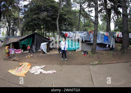 Bogota, Kolumbien. Dezember 2023. 29. Dezember 2023, Bogota.Colombia: Ein indigenes Kind, das durch den Konflikt zwischen der kolumbianischen ELN-Guerilla und dem Militärangehörigen vertrieben wurde, verlässt sein improvisiertes Zelt im Nationalpark von Bogota City ( Foto: Jose Isaac Bula Urrutia/Eyepix Group/SIPA USA) Credit: SIPA USA/Alamy Live News Stockfoto