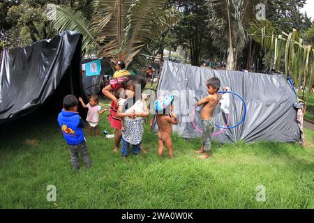 Bogota, Kolumbien. Dezember 2023. Dezember, 29, 2023, Bogota.Colombia: Im Nationalpark von Bogota City sind indigene Kinder zu sehen, die durch bewaffnete Soldaten zwischen der ELN-Guerilla und der kolumbianischen Armee im Deparment of Choco im Westen des Landes vertrieben wurden.( Foto: Jose Isaac Bula Urrutia/Eyepix Group/SIPA USA) SIPA USA/Alamy Live News Stockfoto