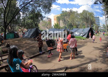 Bogota, Kolumbien. Dezember 2023. Dezember, 29, 2023, Bogota.Colombia: Eine indigene Familie, die durch bewaffnete Soldaten zwischen der ELN-Guerilla und der kolumbianischen Armee im Deparment Choco im Westen des Landes vertrieben wurde, ist im Nationalpark von Bogota City zu sehen.( Foto: Jose Isaac Bula Urrutia/Eyepix Group/SIPA USA) SIPA USA/Alamy Live News Stockfoto