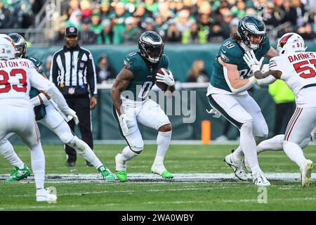 Philadelphia, PA, USA. Dezember 2023 31. Die Philadelphia Eagles laufen zurück D’ANDRE SWIFT (0) während eines Spiels zwischen den Philadelphia Eagles und den Arizona Cardinals Sonntag, 31. Dezember 2023; im Lincoln Financial Field in Philadelphia, PA. (Kreditbild: © Saquan Stimpson/ZUMA Press Wire) NUR REDAKTIONELLE VERWENDUNG! Nicht für kommerzielle ZWECKE! Quelle: ZUMA Press, Inc./Alamy Live News Stockfoto