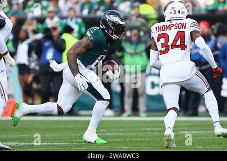 Philadelphia, PA, USA. Dezember 2023 31. Die Philadelphia Eagles laufen zurück D’ANDRE SWIFT (0) während eines Spiels zwischen den Philadelphia Eagles und den Arizona Cardinals Sonntag, 31. Dezember 2023; im Lincoln Financial Field in Philadelphia, PA. (Kreditbild: © Saquan Stimpson/ZUMA Press Wire) NUR REDAKTIONELLE VERWENDUNG! Nicht für kommerzielle ZWECKE! Quelle: ZUMA Press, Inc./Alamy Live News Stockfoto