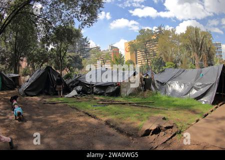 Bogota, Kolumbien. Dezember 2023. Dezember, 29, 2023, Bogota.Colombia: Einige Zelte der von bewaffneten Soldaten vertriebenen Personen zwischen der ELN Guerilla und der kolumbianischen Armee im Deparment Choco im Westen des Landes sind im Nationalpark von Bogota City zu sehen.( Foto: Jose Isaac Bula Urrutia/Eyepix Group/SIPA USA) SIPA USA/Alamy Live News Stockfoto