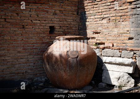 Ruinen des antiken griechischen Theaters in Taormina mit römischer Keramik an der Backsteinmauer Stockfoto