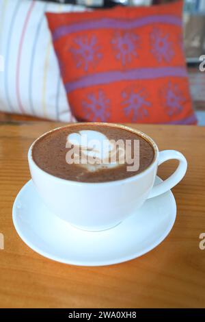 Cappuccino, gebraut und serviert in einem handwerklichen Café in Brooklyn, New York. Stockfoto