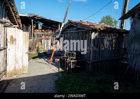 Aratuipe, Bahia, Brasilien - 30. Mai 2015: Fassade eines Ziegelwerks mit Holzwänden in Maragogipinho, Aratuipe Bezirk in Bahia. Stockfoto