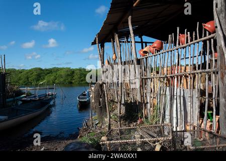 Aratuipe, Bahia, Brasilien - 30. Mai 2015: Fassade eines Ziegelwerks mit Holzwänden in Maragogipinho, Aratuipe Bezirk in Bahia. Stockfoto