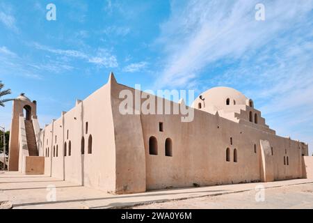 Luxor, Ägypten - 26. Dezember 2023: Neue Gourna Village Moschee entworfen von Hassan Fathy Stockfoto