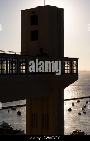 Salvador, Bahia, Brasilien - 21. April 2015: Blick auf den Lacerda-Aufzug in Silhouette bei Dämmerung in der Stadt Salvador, Bahia. Stockfoto