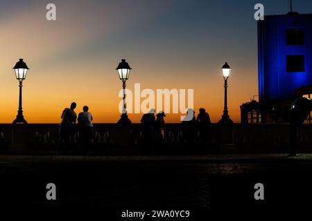 Salvador, Bahia, Brasilien - 21. April 2015: Silhouette von Menschen und Straßenlaternen auf dem Tome de Souza-Platz in Salvador, Bahia. Stockfoto