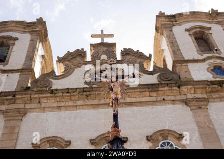 Salvador, Bahia, Brasilien - 12. August 2022: Katholik wird das Kreuz Jesu Christi vor der Kirche Senhor do Bonfim in der Stadt S. Stockfoto