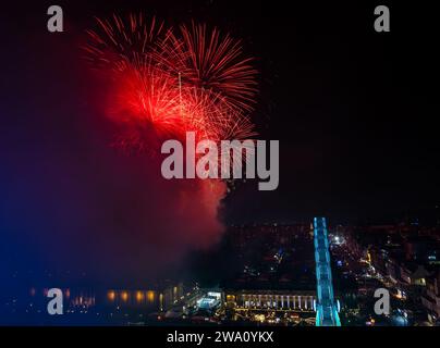 Edinburgh, Schottland, Großbritannien, 1. Januar 2024, Edinburgh Hogmanay Feuerwerk: Die Neujahrsfeier enden 2023 mit einem 6,5-minütigen Feuerwerk aus Edinburgh Castle von Titanium Fireworks, bei dem 50.000 Schaulustige die Straßenparty unten drängen. Credit Sally Anderson/Alamy Live News Stockfoto