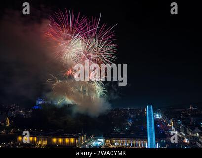 Edinburgh, Schottland, Großbritannien, 1. Januar 2024, Edinburgh Hogmanay Feuerwerk: Die Neujahrsfeier enden 2023 mit einem 6,5-minütigen Feuerwerk aus Edinburgh Castle von Titanium Fireworks, bei dem 50.000 Schaulustige die Straßenparty unten drängen. Credit Sally Anderson/Alamy Live News Stockfoto