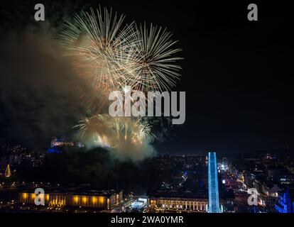 Edinburgh, Schottland, Großbritannien, 1. Januar 2024, Edinburgh Hogmanay Feuerwerk: Die Neujahrsfeier enden 2023 mit einem 6,5-minütigen Feuerwerk aus Edinburgh Castle von Titanium Fireworks, bei dem 50.000 Schaulustige die Straßenparty unten drängen. Credit Sally Anderson/Alamy Live News Stockfoto