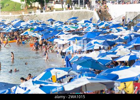 Salvador, Bahia, Brasilien - 5. Januar 2022: Menschen werden am Strand von Farol da Barra in Salvador, Bahia, gesehen. Stockfoto