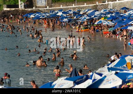 Salvador, Bahia, Brasilien - 5. Januar 2022: Menschen werden am Strand von Porto da Barra in der Stadt Salvador, Bahia, im Meer baden gesehen. Stockfoto