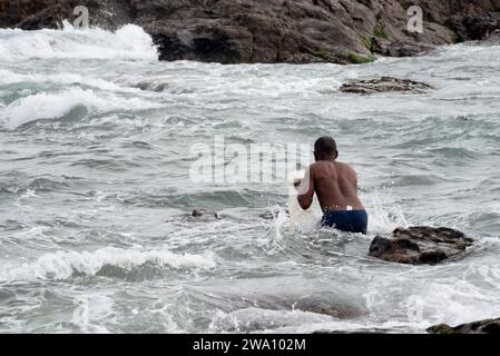 Salvador, Bahia, Brasilien - 29. Januar 2022: Fischer werden am Strand von Rio Vermelho, der Stadt Salvador, Bahia, mit Fischernetzen geworfen. Stockfoto