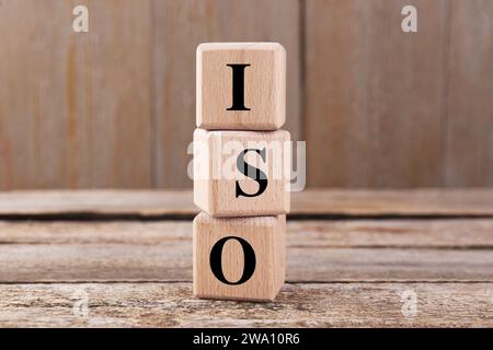 Internationale Organisation für Normung. Würfel mit der Abkürzung ISO auf Holztisch Stockfoto