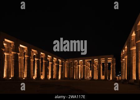 Luxor, Ägypten - 26. Dezember 2023: Die Säulenhalle des Tempels von Luxor wird nachts beleuchtet Stockfoto