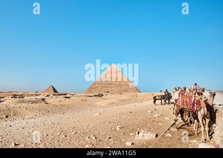 Gizeh, Ägypten - 24. Dezember 2023: Pyramide von Khafre (auch als Khafra, Khefren) und Menkaure mit Kamelen Stockfoto