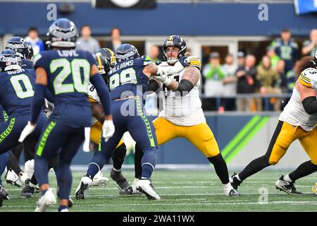 Seattle, WA, USA. Dezember 2023 31. Die Pittsburgh Steelers stellen Mason Cole (61) als Passschutz während des NFL Football-Spiels zwischen den Pittsburgh Steelers und Seattle Seahawks in Seattle, WA, ein. Pittsburgh besiegte Seattle mit 30:23. Steve Faber/CSM (Foto: © Steve Faber/Cal Sport Media). Quelle: csm/Alamy Live News Stockfoto