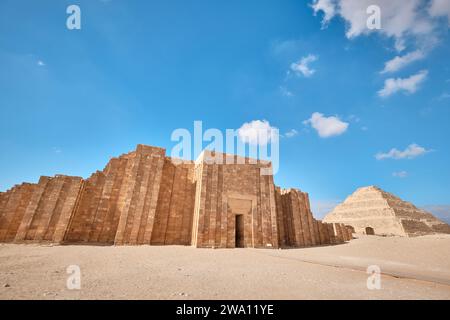 Sakkara, Ägypten - 2. Januar 2024: Eintritt in den Leichentempel in der Nähe der Pyramide von Djoser in Sakkara. Überdachter Säuleneingang zur Stufenpyramide Stockfoto