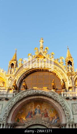 Venedig Italien - 10. Mai 2011; historische Mosaikkunst des letzten Jüngsten Gerichts in einer bogenförmigen Nische an der Westfassade des Markusdoms Stockfoto