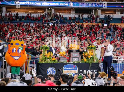 30. Dezember 2023: Trophäenpräsentationen nach dem Capital One Orange Bowl zwischen den University of Georgia Bulldogs und den Florida State University Seminoles im Hard Rock Stadium in Miami Gardens, FL. Ron Lane/CSM Stockfoto