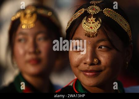 Kathmandu, Nepal. Dezember 2023 31. Mädchen in traditioneller Kleidung aus der Gurung-Gemeinde werden während der Feier des Tamu Lhosar Festivals zum Beginn des Gurung Neujahrs in Kathmandu, Nepal, am 31. Dezember 2023 gezeigt. Quelle: Sulav Shrestha/Xinhua/Alamy Live News Stockfoto