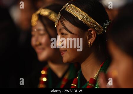 Kathmandu, Nepal. Dezember 2023 31. Mädchen in traditioneller Kleidung aus der Gurung-Gemeinde werden während der Feier des Tamu Lhosar Festivals zum Beginn des Gurung Neujahrs in Kathmandu, Nepal, am 31. Dezember 2023 gezeigt. Quelle: Sulav Shrestha/Xinhua/Alamy Live News Stockfoto