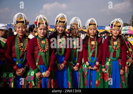 Kathmandu, Nepal. Dezember 2023 31. Mädchen in traditioneller Kleidung aus der Gurung-Gemeinde werden während der Feier des Tamu Lhosar Festivals zum Beginn des Gurung Neujahrs in Kathmandu, Nepal, am 31. Dezember 2023 gezeigt. Quelle: Hari Maharjan/Xinhua/Alamy Live News Stockfoto