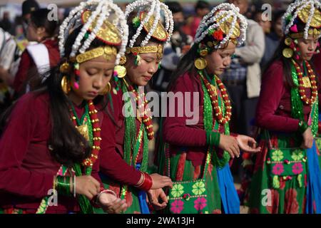 Kathmandu, Nepal. Dezember 2023 31. Mädchen in traditioneller Kleidung aus der Gurung-Gemeinde werden während der Feier des Tamu Lhosar Festivals zum Beginn des Gurung Neujahrs in Kathmandu, Nepal, am 31. Dezember 2023 gezeigt. Quelle: Hari Maharjan/Xinhua/Alamy Live News Stockfoto