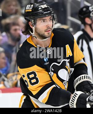 Pittsburgh Penguins Verteidiger Kris Letang (58) in der letzten Minute der dritten Periode des Sieges 3-1 gegen die New York Islanders in der PPG Paintings Arena in Pittsburgh am Sonntag, den 31. Dezember 2023. Foto von Archie Carpenter/UPI. Stockfoto