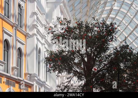 Einkaufszentrum und Freizeitkomplex. Umgebung mit Öko-Innenhof, Restaurants, Geschäften unter dem Glasdach Stockfoto