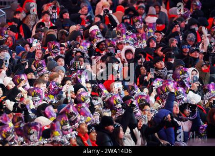 New York, Usa. Dezember 2023 31. Revellers packen den Times Square für die Silvesterfeier in New York City am Sonntag, den 31. Dezember 2023. Foto: John Angelillo/UPI Credit: UPI/Alamy Live News Stockfoto