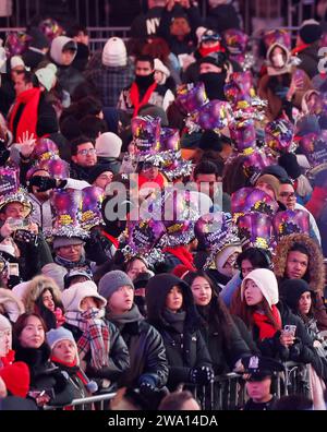 New York, Usa. Dezember 2023 31. Revellers packen den Times Square für die Silvesterfeier in New York City am Sonntag, den 31. Dezember 2023. Foto: John Angelillo/UPI Credit: UPI/Alamy Live News Stockfoto